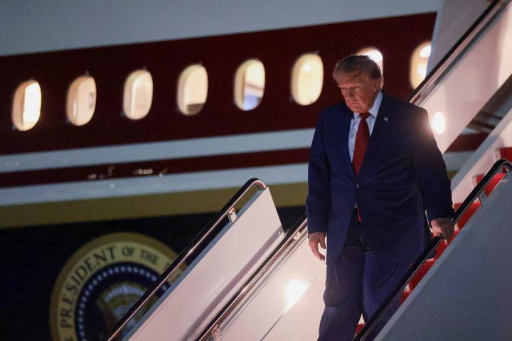El presidente de EEUU, Donald Trump, desembarca por la escalerilla del Air Force One en la base conjunta Andrews, en Maryland, el 11 de agosto de 2026.