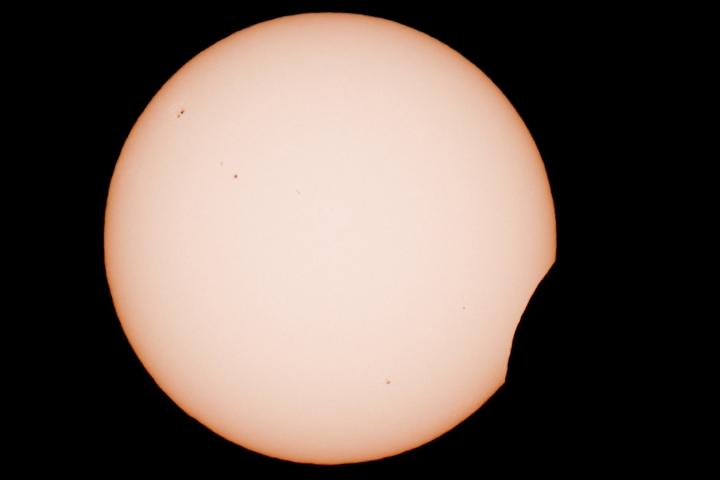 alt="alt="La Luna, comenzando a cubrir el Sol en Arija, Burgos.""