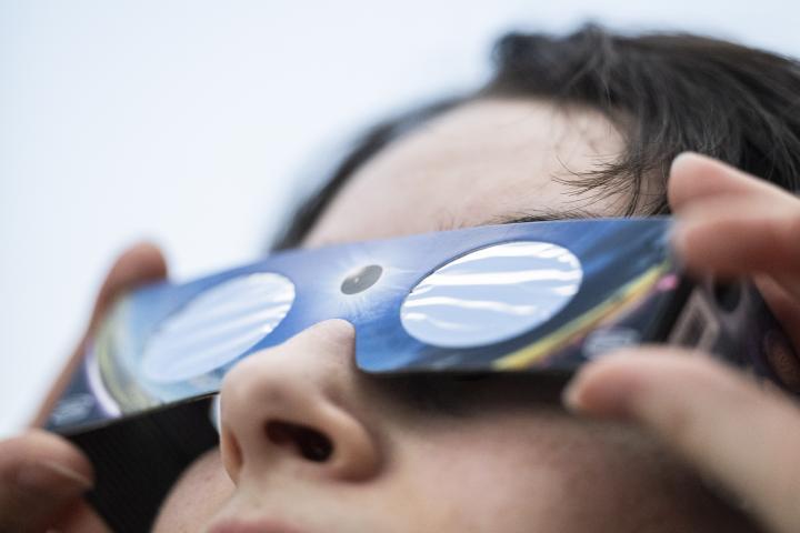 Una persona lleva unas gafas especiales para ver el eclipse solar