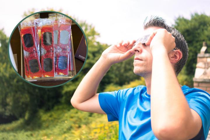 Un hombre mirando el eclipse y unas gafas