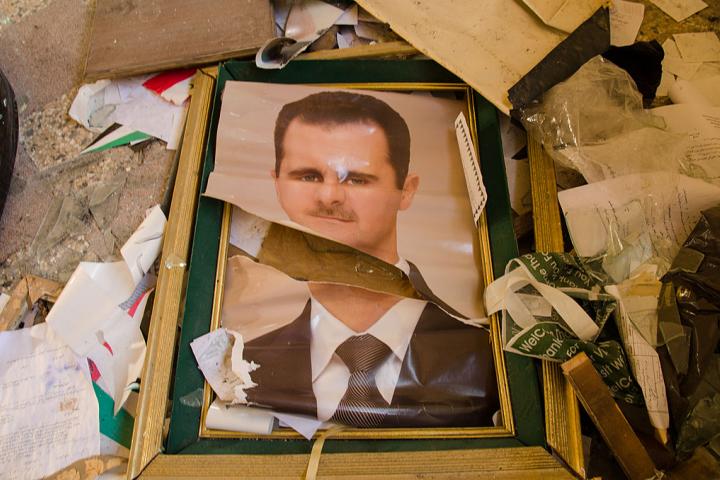 Un cartel del dictador Bashar el Assad destruido en el Ayuntamiento de Salma (Siria), durante la guerra, en octubre de 2012.