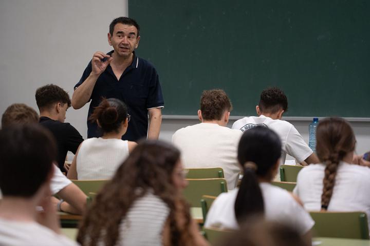 Un profesor, dando clase en un aula de Valencia