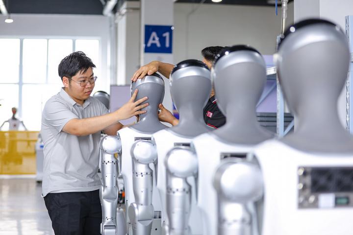Un técnico ensambla piezas para robots humanoides en el Parque Industrial de Inteligencia Corporal de Guohua, en Qingdao (China), el 14 de julio de 2026.