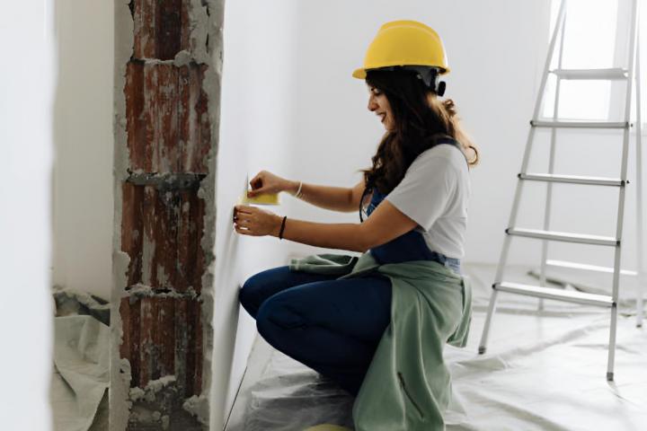 Una mujer en el proceso de construcción de una casa