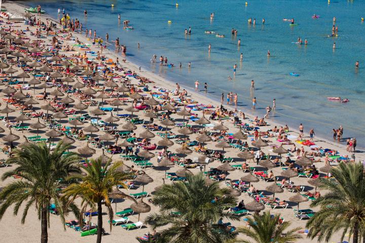 Una playa de Mallorca, llena.