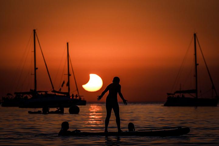 La Luna cruza frente al Sol durante un eclipse solar el 12 de agosto de 2026 en Cádiz.