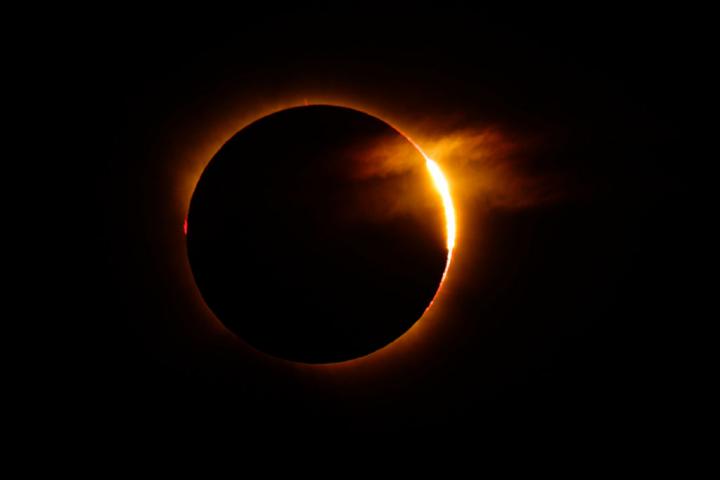 Vista del eclipse en la localidad de Caspe, en Zaragoza, en la tarde-noche del 12 de agosto de 2026.