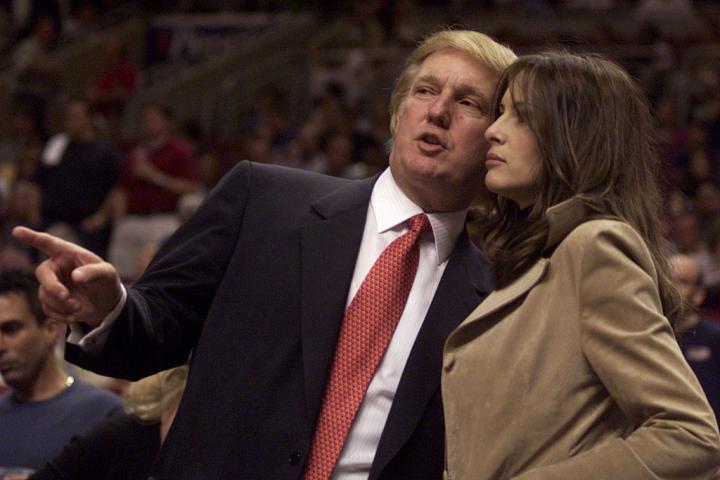 El empresario Donald Trump, junto a una "joven" Melania a la que aún la prensa sólo identificaba como "amiga y modelo", el 6 de mayo de 2001, en un partido de baloncesto.