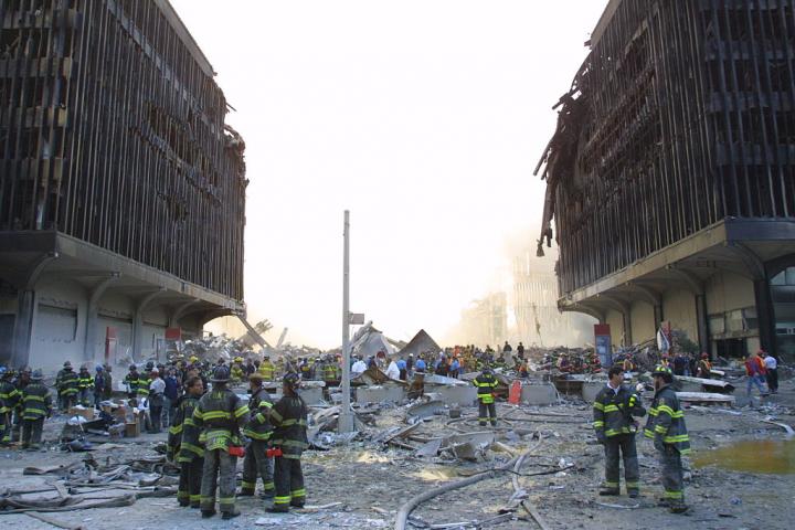 Imagen nocturna de la Zona Cero -donde alguna vez se alzó el World Trade Center de Nueva York- tomada el 12 de septiembre de 2001.