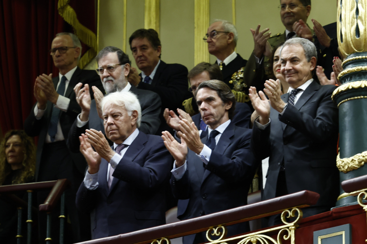 Felipe González, José María Aznar y José Luis Rodríguez Zapatero aplauden el momento en el que Leonor ha jurado la Constitución.