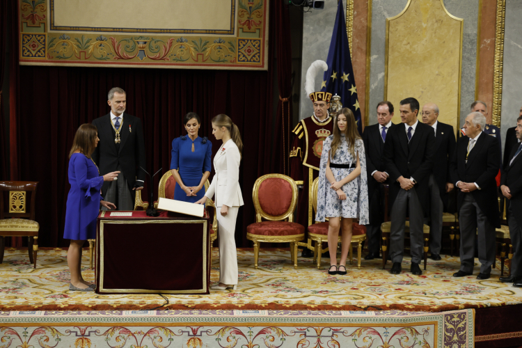 Imagen del momento de la jura de Leonor con sus padres y su hermana en pie.