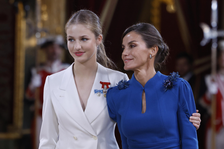 La princesa Leonor abraza a su madre al terminar el saludo a los invitados al almuerzo en el Salón del Trono del Palacio Real.