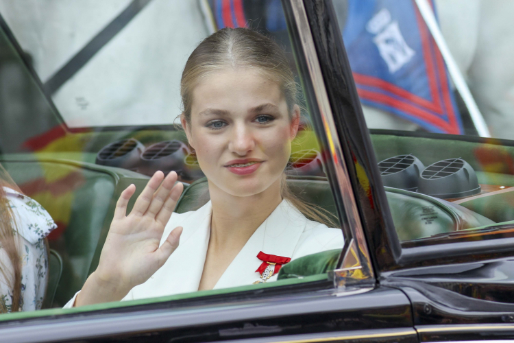 Leonor saluda desde el Rolls Royce en el que ha llegado a la Carrera de San Jerónimo.