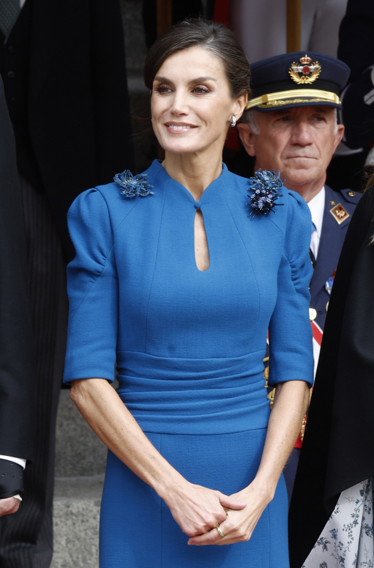 Letizia ha elegido para el gran día de su hija mayor un vestido de Carolina Herrera que estrenó en un viaje oficial en octubre del año pasado.