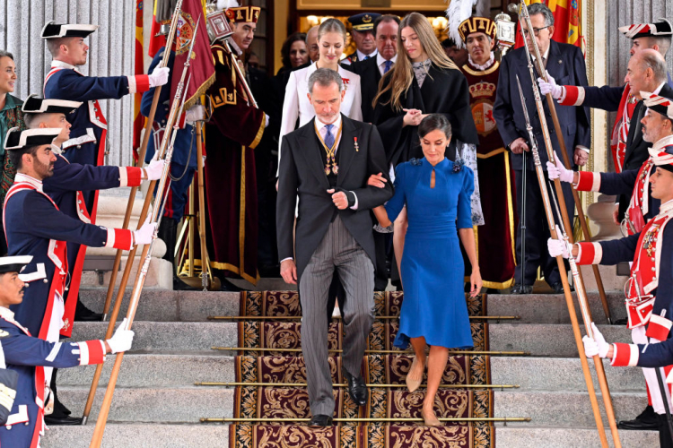 Los reyes, con sus hijas detrás, abandonan el Congreso.