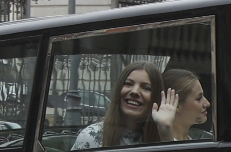 Sofía, que acompañaba en el coche a su hermana, también saludaba sonriente a los cientos de personas que flanqueaban el recorrido hasta el Congreso.