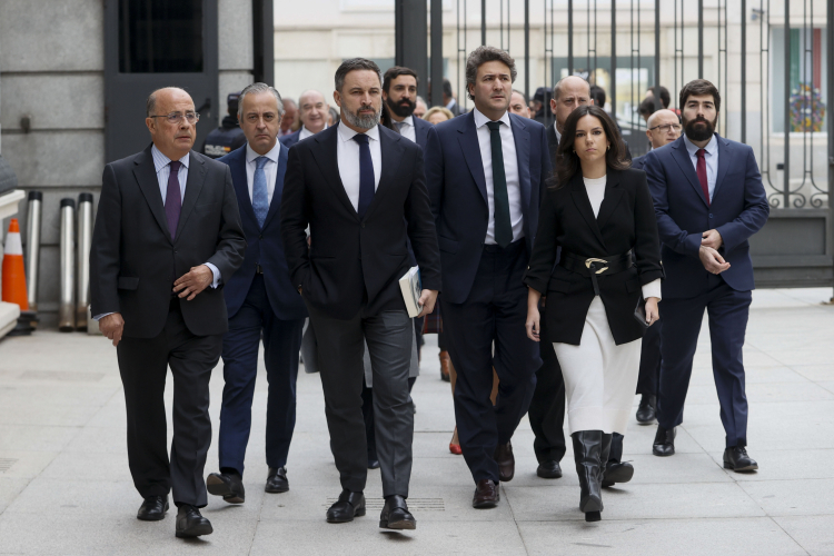 El líder de Vox, Santiago Abascal, acompañado de sus diputados, incluidos Ignacio Gil Lázaro y la portavoz Pepa Millan, a su llegada al Congreso de los Diputados.