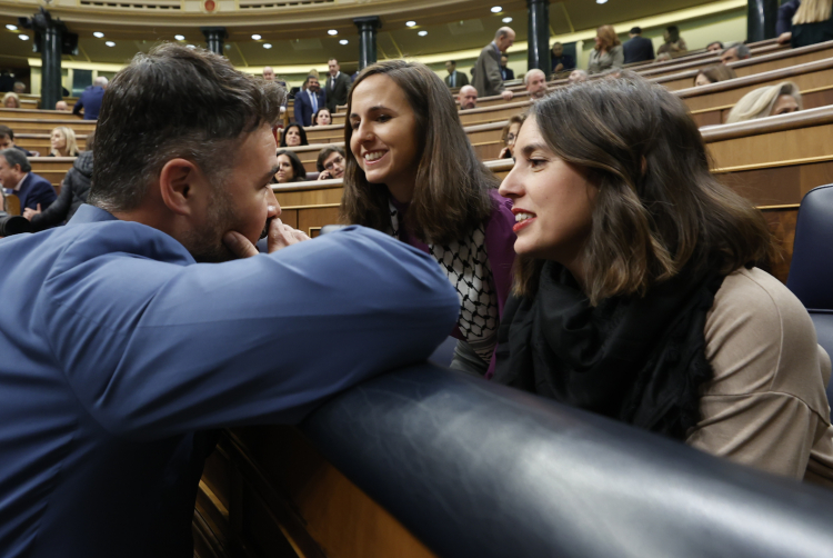 El portavoz de ERC, Gabriel Rufián, conversa con la ministra de Igualdad en funciones, Irene Montero.