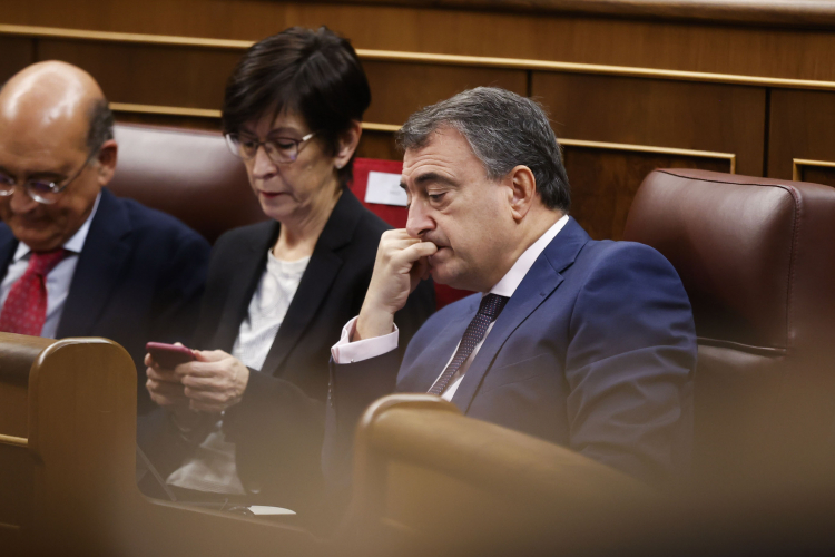 El portavoz del PNV, Aitor Esteban, en su escaño.