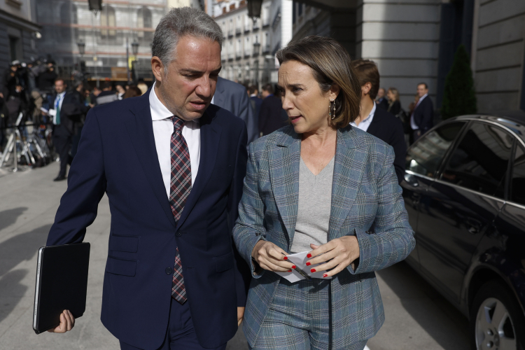 La portavoz parlamentaria popular, Cuca Gamarra, y el diputado del PP, Elías Bendodo.