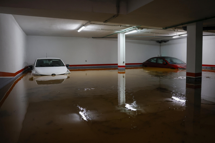 Un garaje anegado debido a las lluvias torrenciales que han afectado a la Comunidad Valenciana