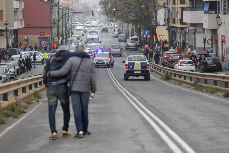 Dos personas abandonan el barrio de La Torre de Valencia.