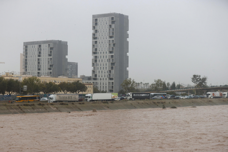 Vista general del nuevo cauce del Turia junto a la V-30 atascada a su paso por el barrio de La Torre de Valencia.