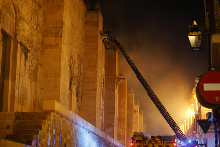 Los bomberos trabajan para sofocar el incendio en la Mezquita-Catedral de Córdoba
