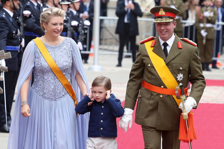 Charles de Luxemburgo se tapa los oídos junto a sus padres tras la subida al trono de Guillermo de Luxemburgo como gran duque