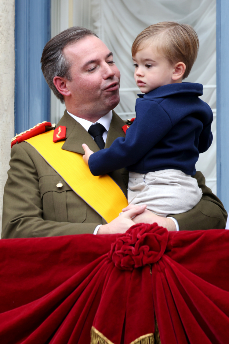 El gran duque Guillermo de Luxemburgo con su hijo, el príncipe heredero Charles, tras su subida al trono