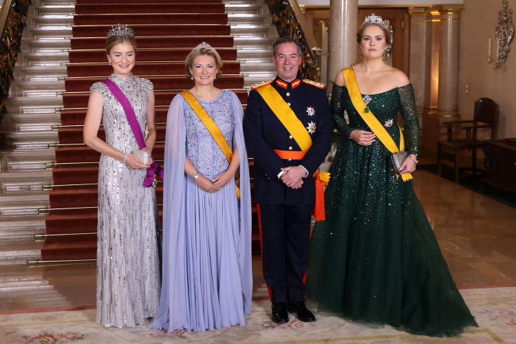 Elisabeth de Bélgica y Amalia de Holanda con los grandes duques Guillermo y Stéphanie de Luxemburgo en la cena de gala por el cambio de reinado