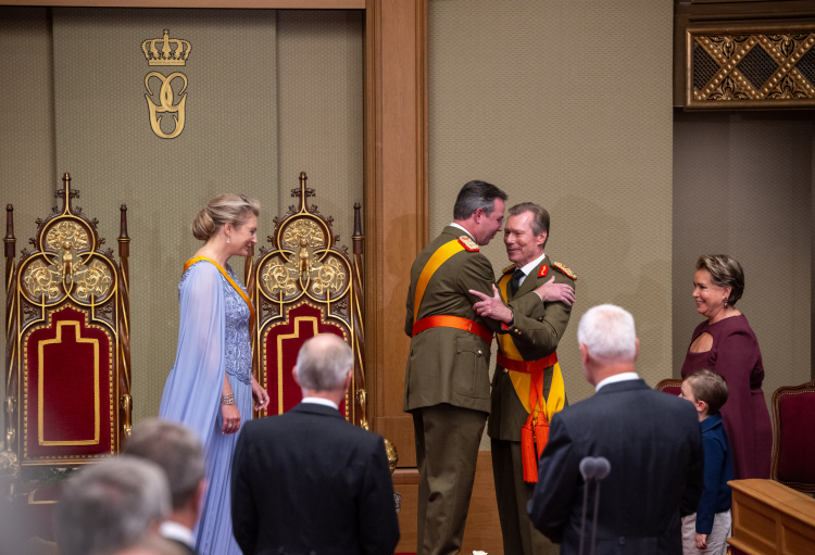 Enrique de Luxemburgo felicita a su hijo Guillermo de Luxemburgo tras su jura como gran duque de Luxemburgo