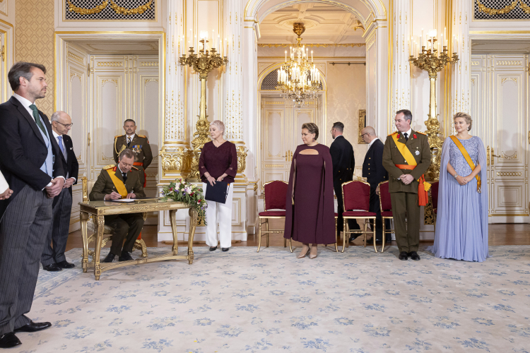 Enrique de Luxemburgo firma su abdicación en presencia de María Teresa de Luxemburgo y Guillermo y Stéphanie de Luxemburgo