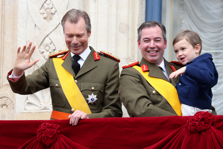 Enrique de Luxemburgo, su hijo Guillermo de Luxemburgo y su nieto Charles tras el cambio de reinado en Luxemburgo