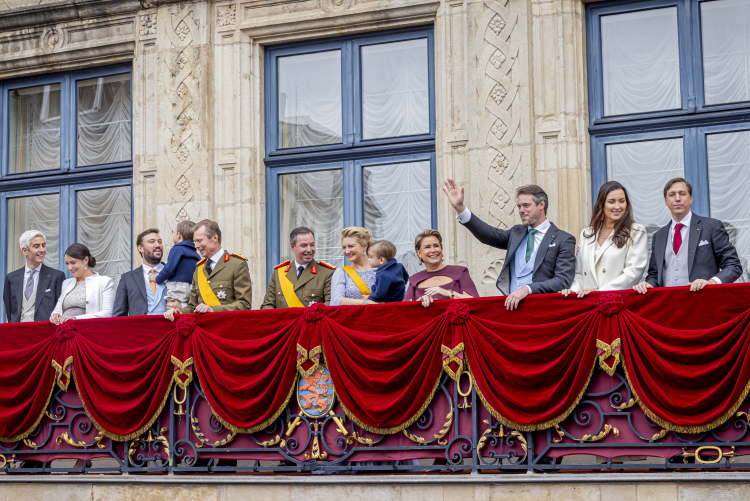 La familia real de Luxemburgo tras la abdicación de Enrique de Luxemburgo y la subida al trono de Guillermo de Luxemburgo