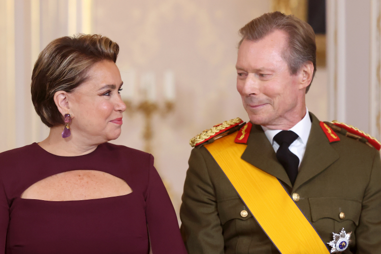 Enrique y María Teresa de Luxemburgo se miran con cariño en la abdicación de Enrique de Luxemburgo