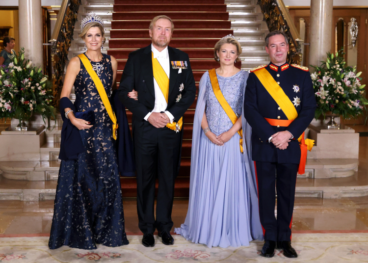 Guillermo Alejandro y Máxima de Holanda con Guillermo y Stéphanie de Luxemburgo en la cena de gala por el cambio de reinado en Luxemburgo