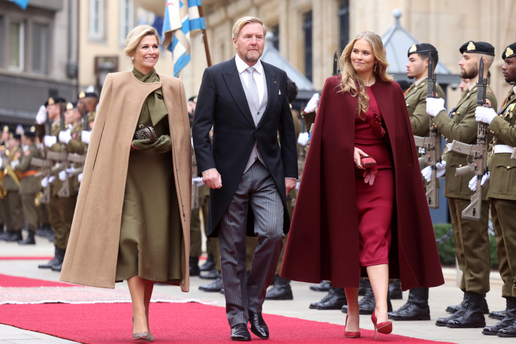 Guillermo Alejandro y Máxima de Holanda con su hija Amalia de Holanda en la proclamación de Guillermo de Luxemburgo como gran duque