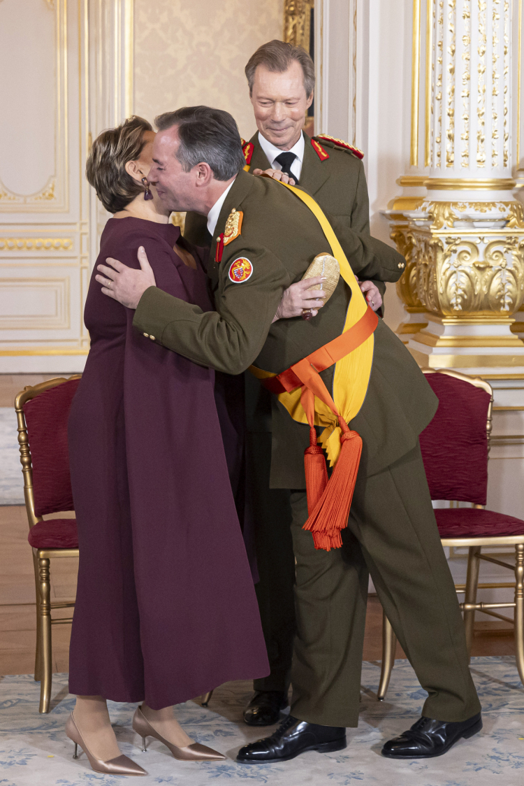 Guillermo de Luxemburgo besa a María Teresa de Luxemburgo en la abdicación de Enrique de Luxemburgo