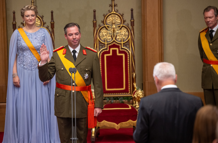 Guillermo de Luxemburgo en su jura como gran duque en presencia de la gran duquesa Stéphanie de Luxemburgo