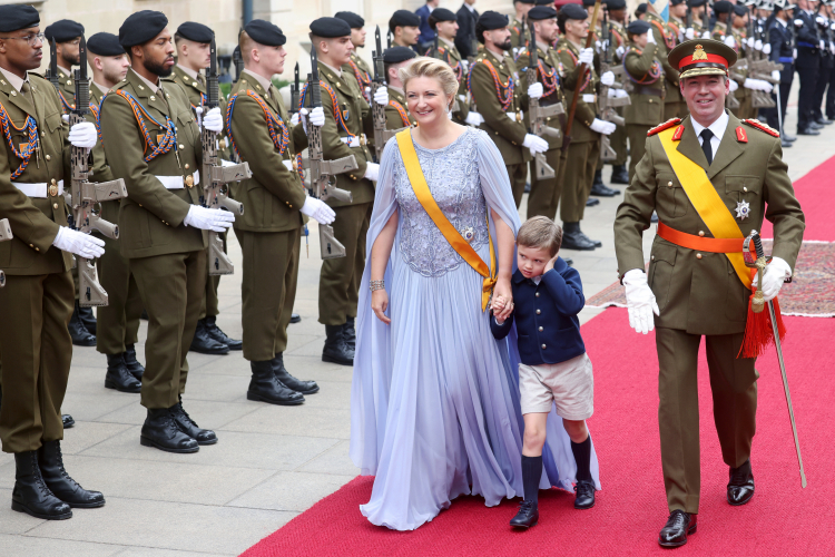 Guillermo y Stéphanie de Luxemburgo como grandes duques de Luxemburgo con su hijo y heredero Charles de Luxemburgo