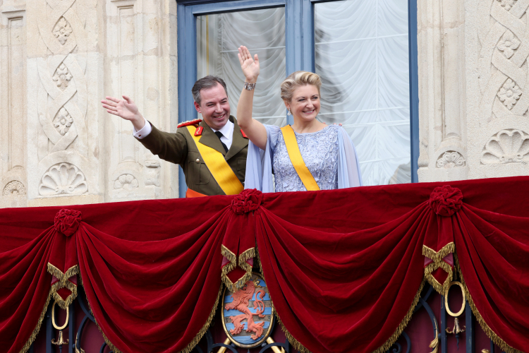 Guillermo y Stéphanie de Luxemburgo saludando como grandes duques de Luxemburgo tras la subida al trono