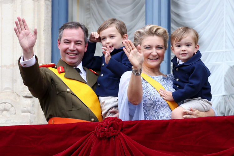 Guillermo y Stéphanie de Luxemburgo y sus hijos Charles y François tras el cambio de reinado en Luxemburgo