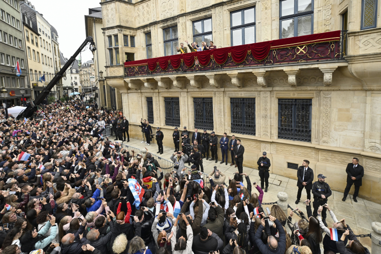 La ciudadanía de Luxemburgo ante el Palacio Gran Ducal en la subida al trono de Guillermo de Luxemburgo como gran duque