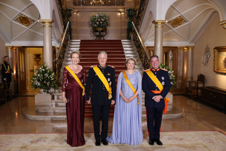 Los reyes de Bélgica y los grandes duques de Luxemburgo en la cena de gala por la subida al trono de Guillermo de Luxemburgo