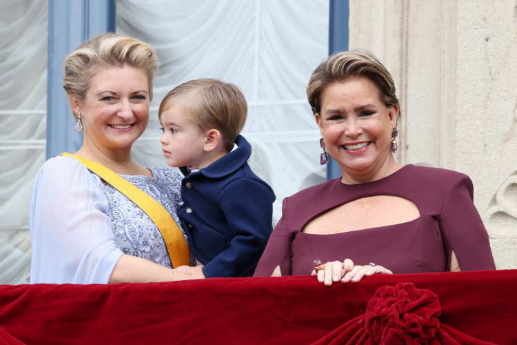 Stéphanie de Luxemburgo, su hijo François y su suegra María Teresa de Luxemburgo tras la subida al trono de Guillermo de Luxemburgo
