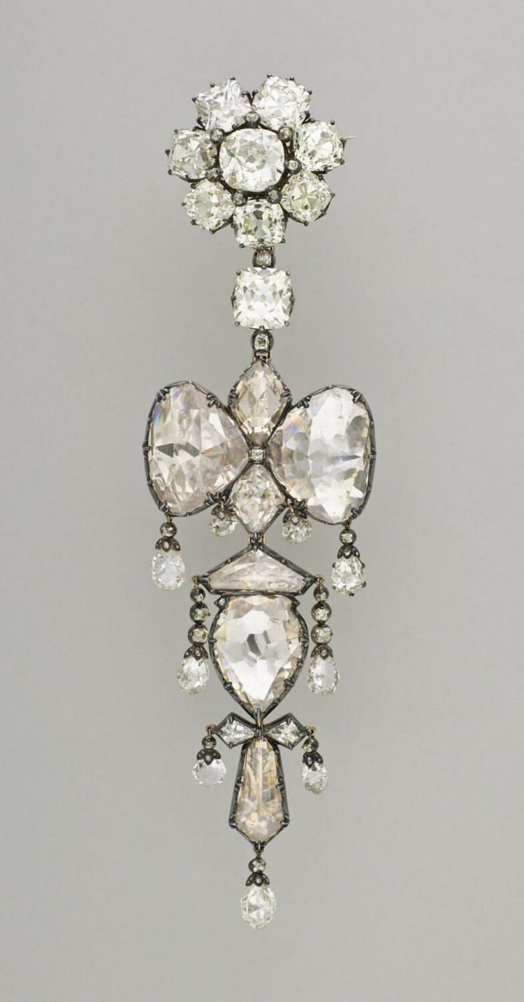 Un broche relicario robado del Museo del Louvre, en París.