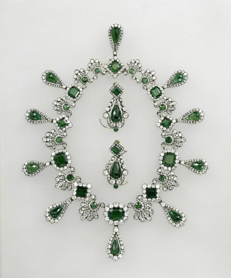 Un collar de esmeraldas y unos pendientes de la misma gema de la reina María Luisa robados del Museo del Louvre, en París.