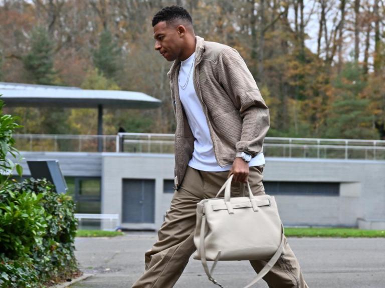Kylian Mbappé llegando a la concentración de Francia en noviembre con su bolso Tote Normadie de Dior