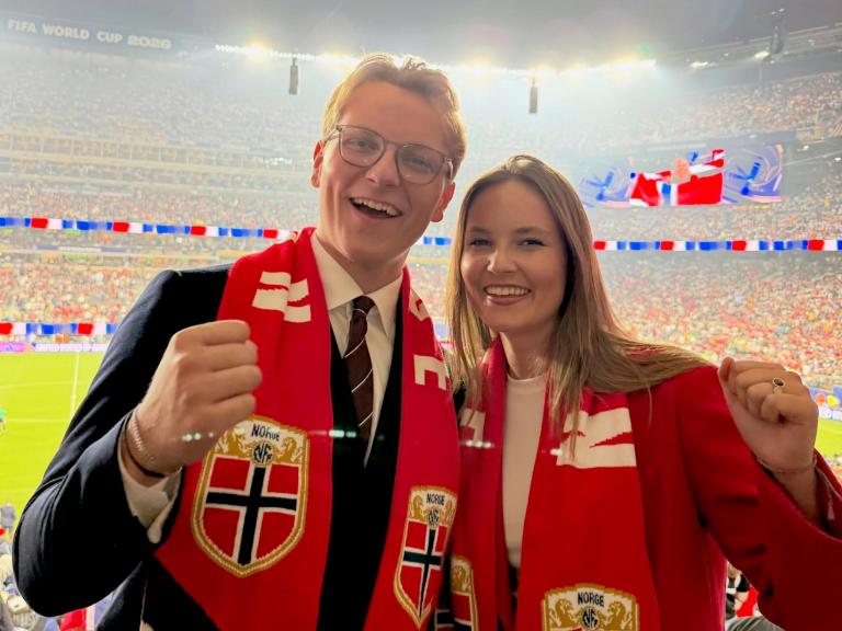 Sverre Magnus e Ingrid Alexandra de Noruega animando a su selección en su partido contra Senegal del Mundial 2026